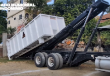 Instala el Ayuntamiento de Tantoyuca contenedor de basura en el estacionamiento del mercado municipal