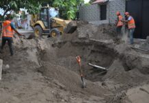 Supervisa Rosa María construcción de drenaje sanitario en Lomas del Vergel