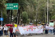 Docentes UPAV protestan en Sefiplan y bloquean avenidas en Xalapa por falta de pagos
