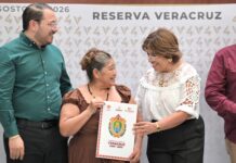 Garantiza Rosa María patrimonio de familias en colonias de Veracruz con entrega de escrituras