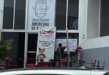Clausuran Universidad Americana de Puebla en Xalapa por operar sin REVOE; padres exigen reembolso