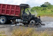 Sujetos armados interceptan e incendian dos camiones en la carretera Tuxpan–Tamiahua