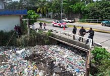 Extraen toneladas de basura de arroyo Acotope en Minatitlán para evitar inundaciones