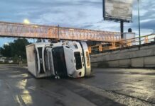 Camión vuelca sobre carretera Xalapa-Veracruz en Las Trancas