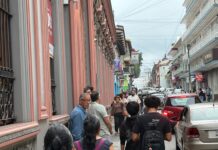 Padres protestan en la prepa Juárez por presunto despojo de lugares asignados por corrimiento
