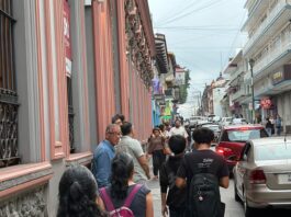 Padres protestan en la prepa Juárez por presunto despojo de lugares asignados por corrimiento