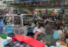 Realizan compras de último momento de los útiles escolares en Xalapa