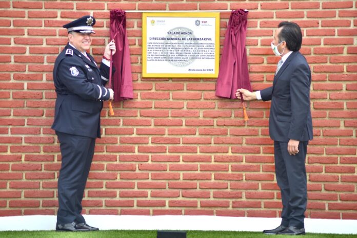develaciocc81n-de-placa-en-honor-a-policicc81as-caicc81dos-4