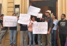Protestan estudiantes de UVI en Xalapa; exigen recontratación de docente