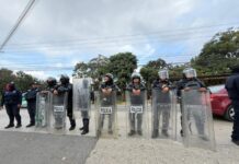 Granaderos retiran a manifestantes en carretera Coatepec-Las Trancas