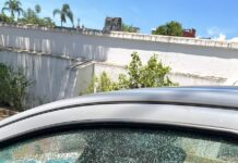 Señalan a sujeto en estado inconveniente de dañar vehículos en Xalapa
