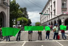 Expolicías intermunicipales vuelven a bloquear el centro de Xalapa; exigen pagos
