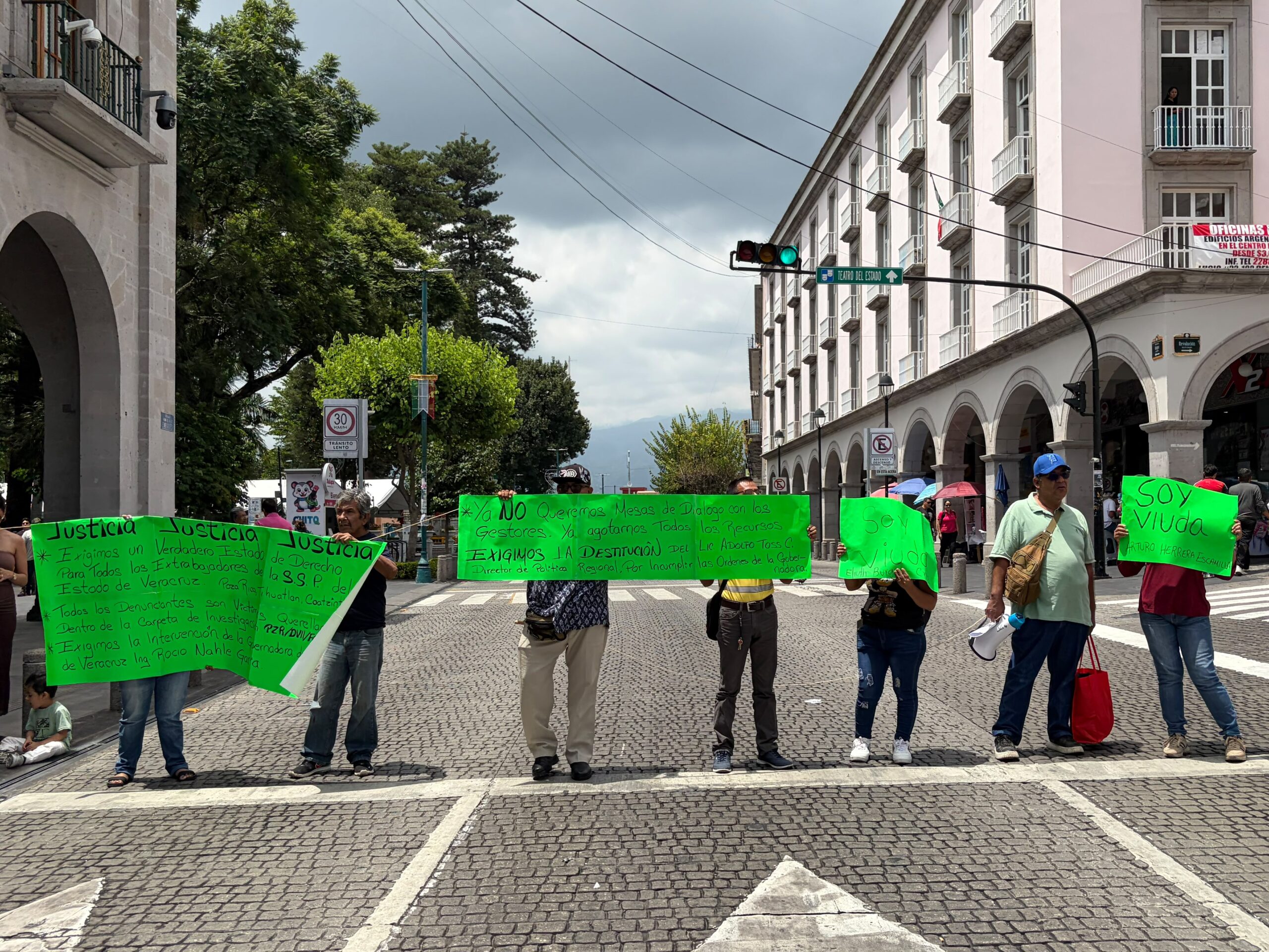 Expolicías intermunicipales vuelven a bloquear el centro de Xalapa; exigen pagos