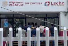 Productores de leche protestan en Liconsa Xalapa por falta de pagos