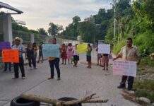 Bloquean carretera en Coxquihui para exigir docente en Tebaev