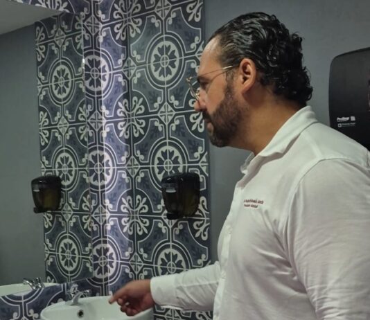 Reabren baños del Parque Independencia como prueba piloto de servicios públicos autosustentables