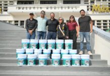 Entrega Pedro Miguel Rosaldo primer paquete de impermeabilizante para rehabilitar techo del Mercado Coatzacoalcos