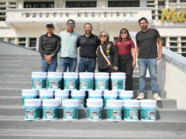 Entrega Pedro Miguel Rosaldo primer paquete de impermeabilizante para rehabilitar techo del Mercado Coatzacoalcos