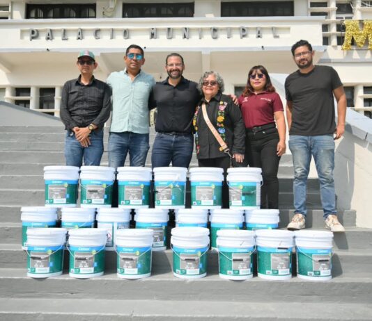 Entrega Pedro Miguel Rosaldo primer paquete de impermeabilizante para rehabilitar techo del Mercado Coatzacoalcos