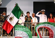 Conmemora Rosa María 216 aniversario de la Independencia de México ante un Zócalo abarrotado