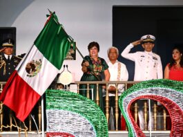 Conmemora Rosa María 216 aniversario de la Independencia de México ante un Zócalo abarrotado