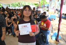 Inicia Rosa María entrega de históricas becas universitarias en la ciudad de Veracruz