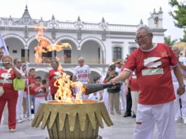 Conmemoran 58 años de la llegada del Fuego Olímpico con desfile en el Centro Histórico de Veracruz