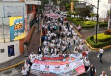 Marchan trabajadores del IMSS por tercera ocasión en Xalapa; exigen insumos y salario digno