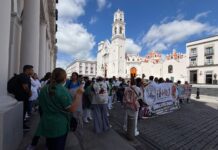 Sindicatos de Salud bloquean el centro de Xalapa; exigen respuesta a 17 demandas ante IMSS-Bienestar