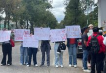 Alumnos de Normal Veracruzana bloquean avenida Xalapa; rechazan cobro de inscripción de 2,500 pesos