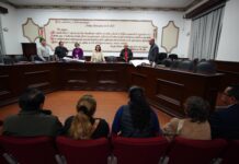 Dialoga Daniela Griego con vecinos afectados por escurrimientos pluviales; acuerdan soluciones