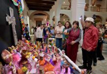 Inaugura Rosa María exposición colectiva “Bajo la Piel: Todos Somos Calacas”