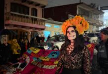Pese a la lluvia, realizan Desfile de Catrinas del barrio de El Dique, Xalapa