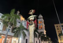 Con cempasúchil y una Catrina monumental, se llena de color y tradición el Zócalo de Veracruz