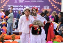 Preserva Rosa María tradiciones mexicanas con exhibición de altares y tapetes en Veracruz