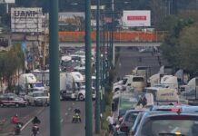 Transportistas bloquean el bulevar Xalapa-Banderilla; se suman al paro nacional