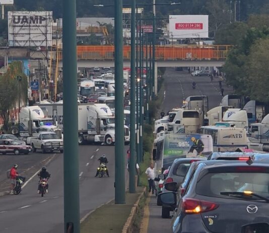 Transportistas bloquean el bulevar Xalapa-Banderilla; se suman al paro nacional