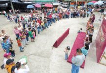 Entrega Roberto San Román sistema de drenaje pluvial en el sector mercado de Tantoyuca
