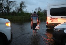 Recorre Pedro Miguel Rosaldo colonias afectadas por el Frente Frío 2, entrega comidas calientes y frazadas